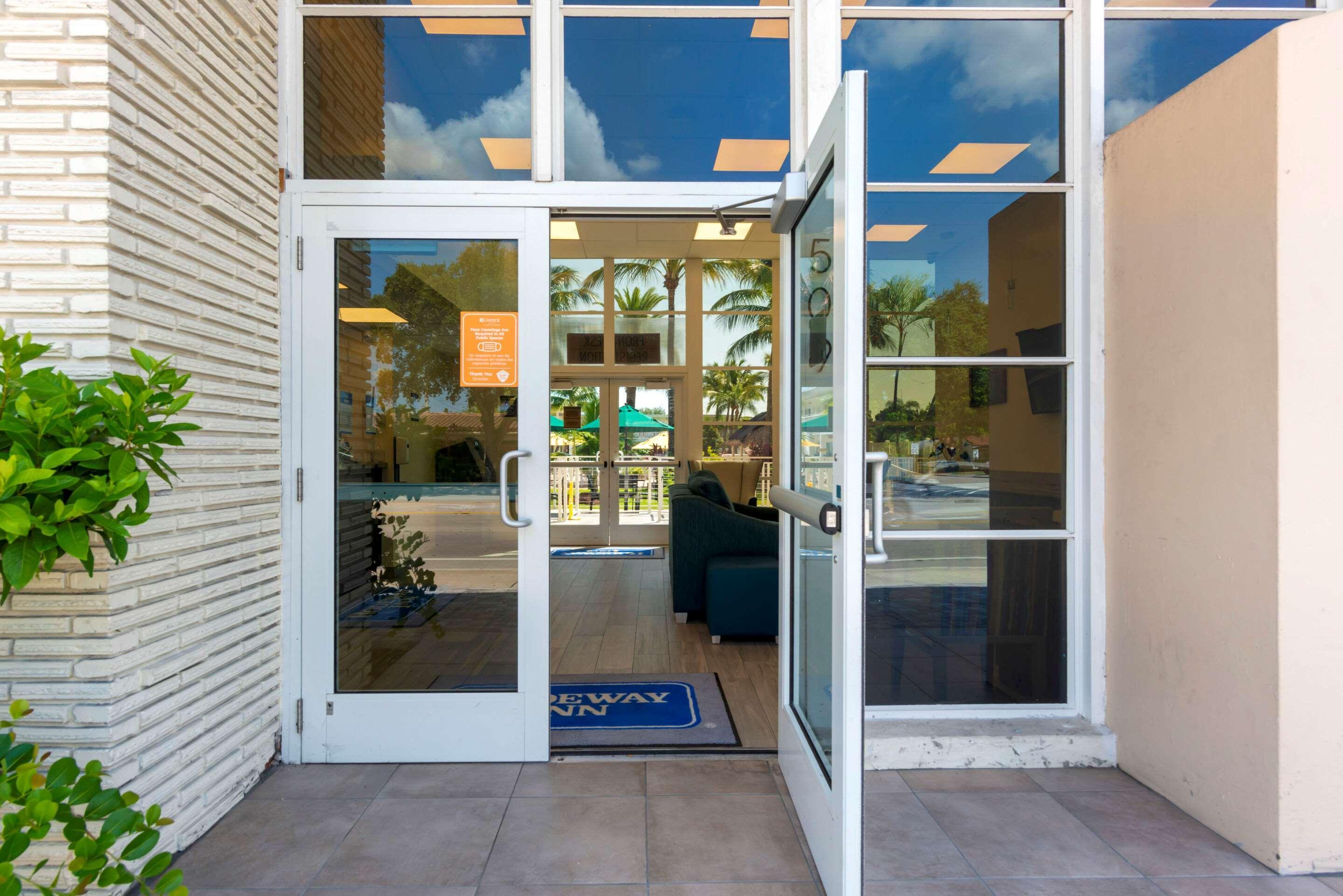 Downtown Hollywood Gardens Inn & Suites Luaran gambar